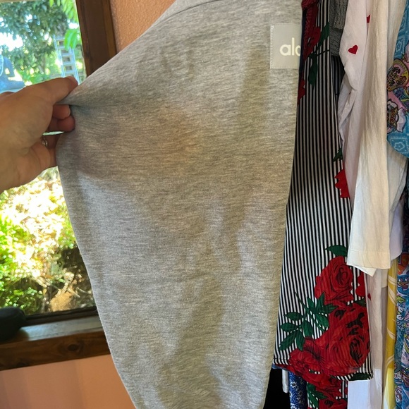 ALO YOGA CROPPED PULLOVER SOFT GRAY BRAND NEW WITHOUT TAGS - Picture 8 of 10